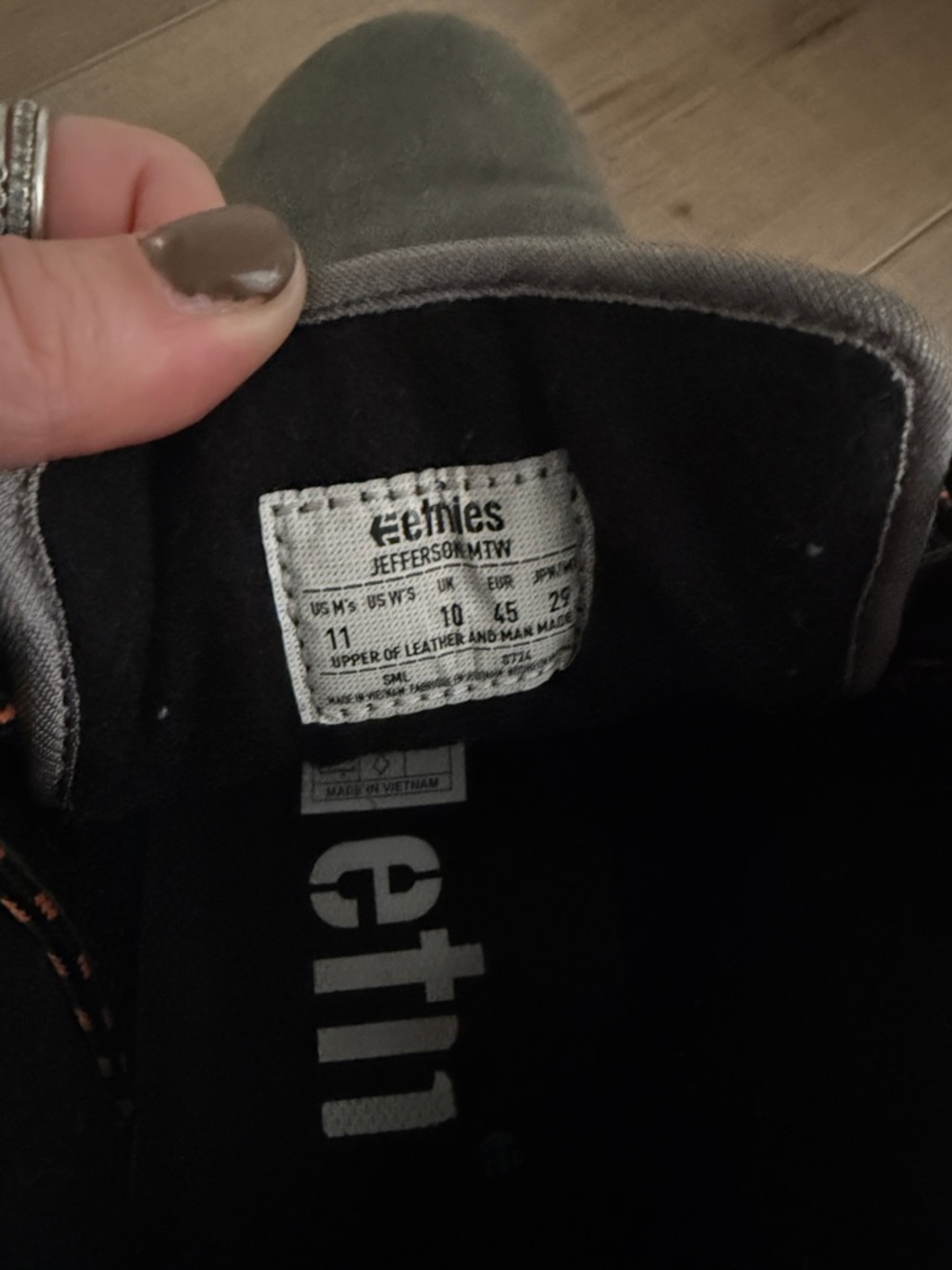 Etnies Men’s Gray Low-Top Sneakers with Black & Orange Laces - Picture 4 of 4